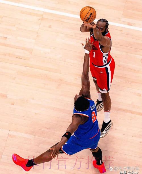 哈登关键时刻两罚全丢但抢到前场篮板，此前16罚16中